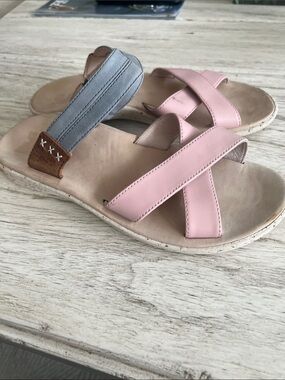 Superfeet leather sandals. Size 8
Gently used with some slight marks, see pics.